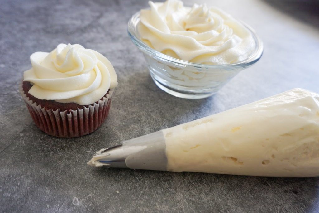 Displaying the 1M Wilton piping tip with a decorated cupcake