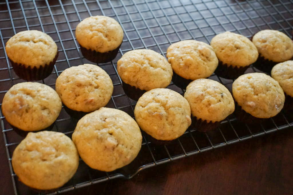 Mini banan muffins on a cooling rack