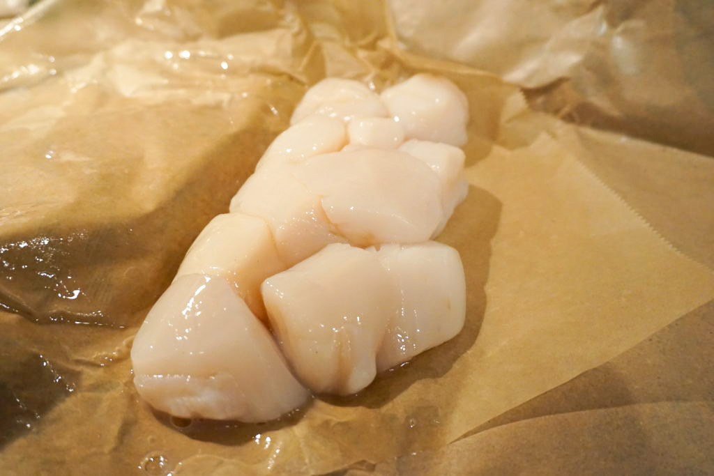 Raw sea scallops