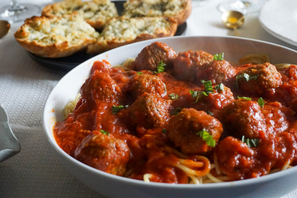 Spaghetti n' meatballs with our garlic bread 