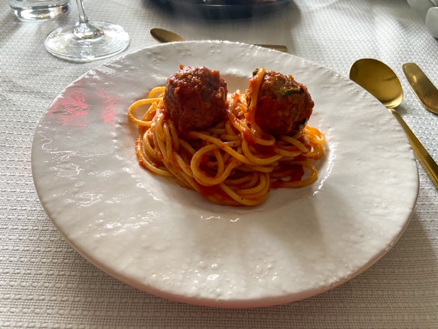 Plated spaghetti n' meatballs 